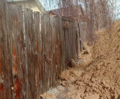 Курганские власти закопали песком вход в дом инвалида без предупреждения о возможном затоплении