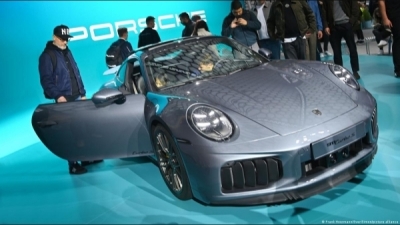 Рамазонов покидает Альфа Балт Инжиниринг на красном Porsche, оставляя за собой облако пыли